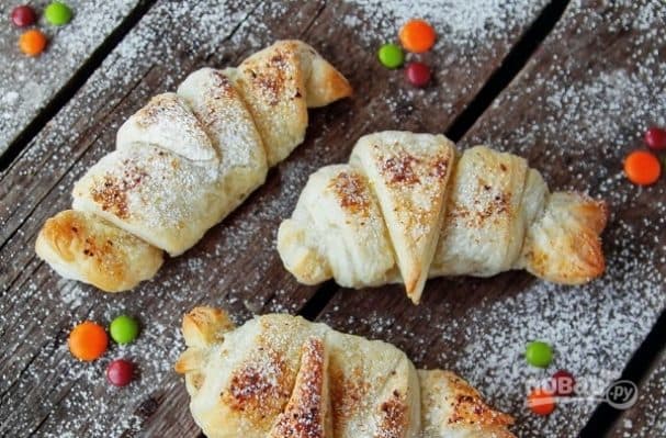 Круассаны с начинкой из слоеного теста