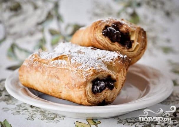 Круассаны с шоколадом из слоеного теста