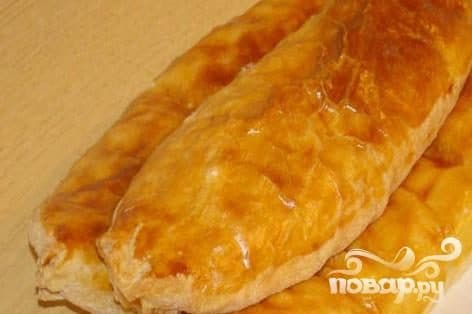 Кулебяка из слоеного теста с капустой