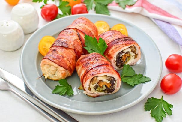 Куриные рулетики в беконе с грибами