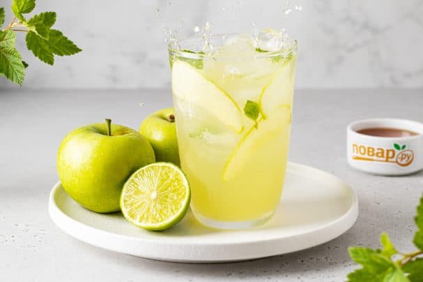 Lemonade with green apple and lime