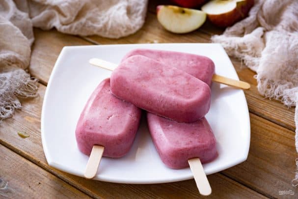 Milk ice cream with strawberries