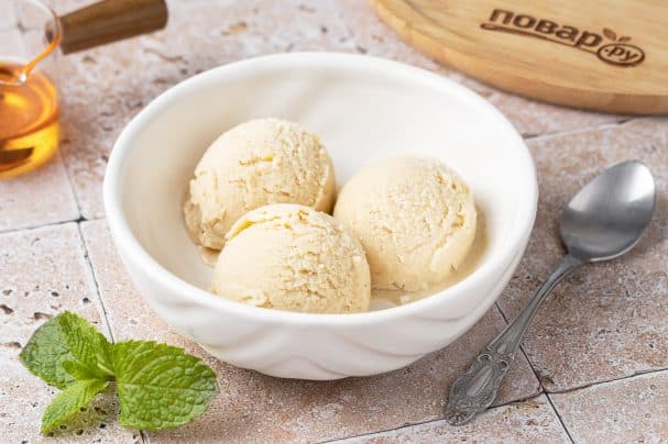 Banana and yogurt ice cream