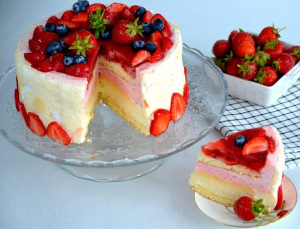 Муссовый торт с лимоном и клубникой