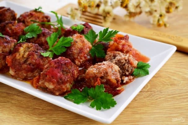 Meatballs with rice in tomato sauce