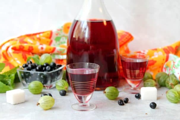 Blueberry and gooseberry tincture on moonshine