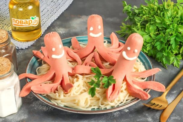 из сосисок и спагетти