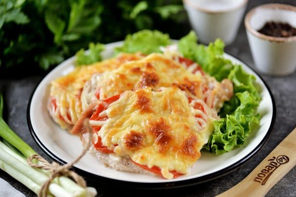 Отбивные из индейки запеченные с помидорами и сыром