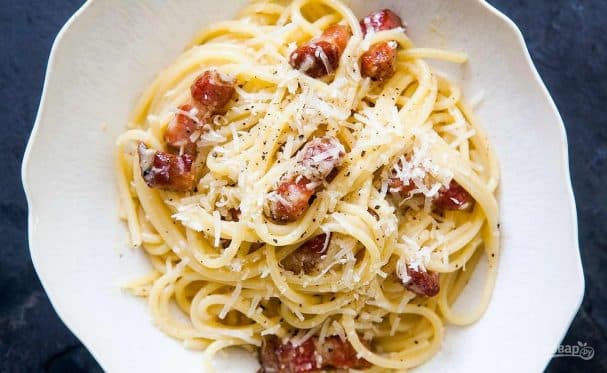 Pasta with bacon and cream