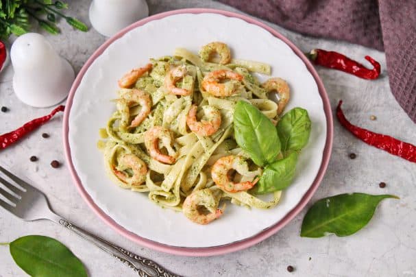 Паста с креветками и соусом