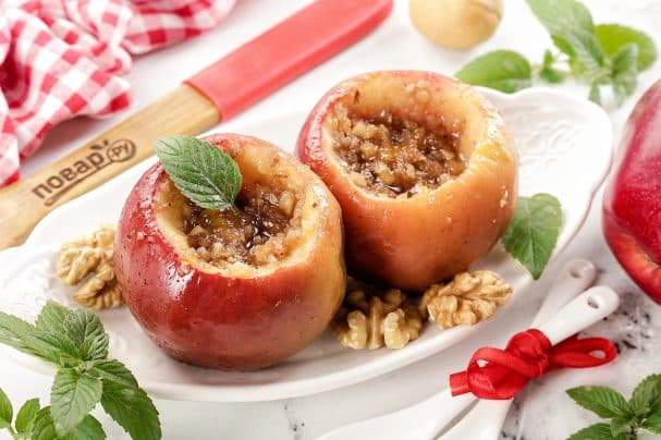 Baked apples in the microwave