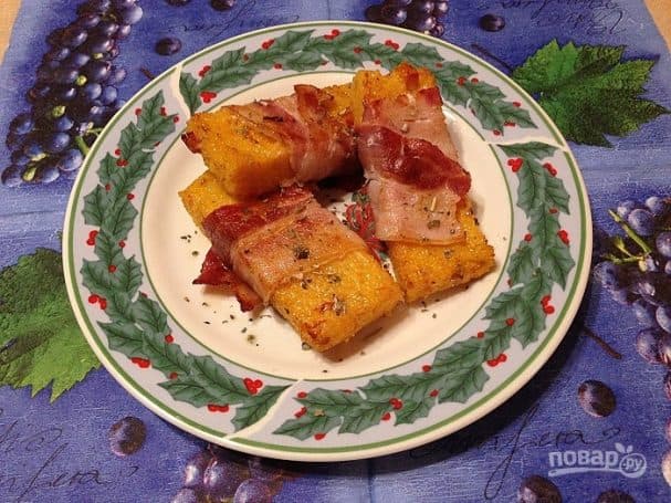 Полента з сушеними томатами в беконі