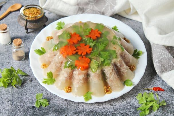 Праздничный холодец из свиных ножек, рульки и курицы