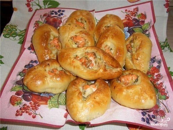 Fish-filled rye buns from yeast dough