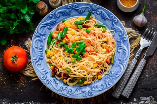 Рисовая лапша с овощами по-китайски