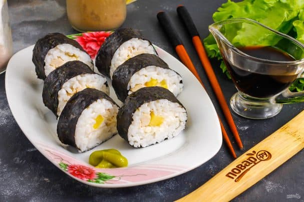 Роллы с курицей и ананасом