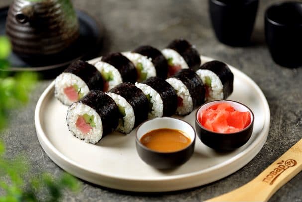 Роллы с тунцом и кунжутным соусом
