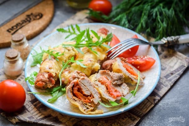 Рулетики из свинины с помидорами