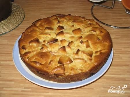 Шарлотка со сметаной и яблоками