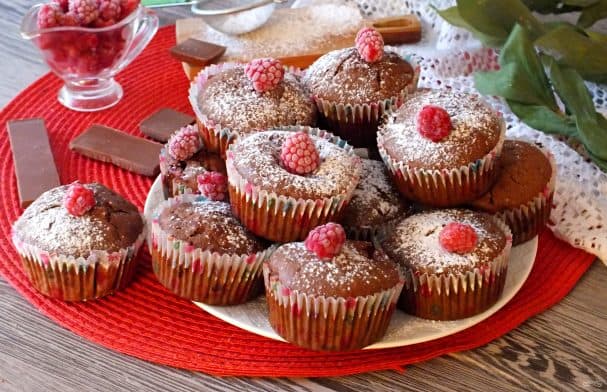 Шоколадные маффины с малиной