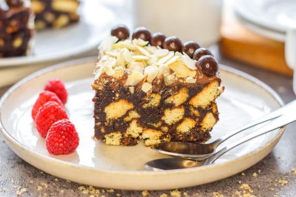 Шакаладны торт з пячывам і арэхамі без выпечкі