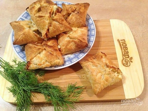 Слоеные конвертики с лососем и брынзой