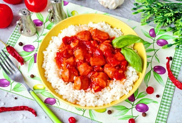 Сосиски в томатном соусе с рисом