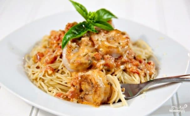 Спагетти с креветками в сливочно-томатном соусе