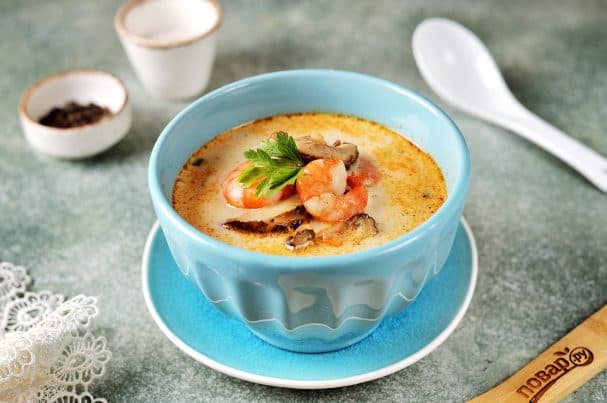 Суп с курицей и креветками