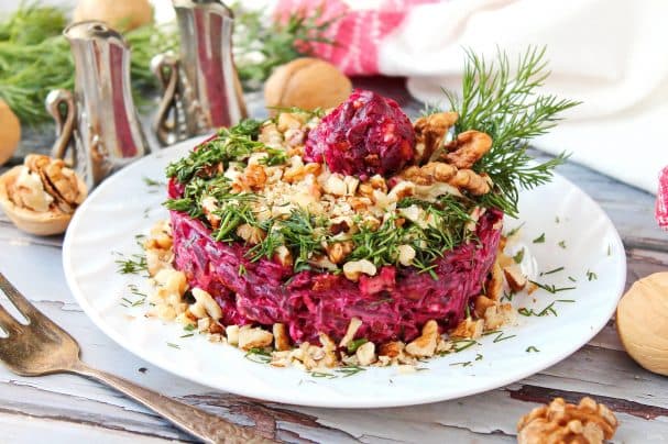 Свекла с грецким орехом и чесноком