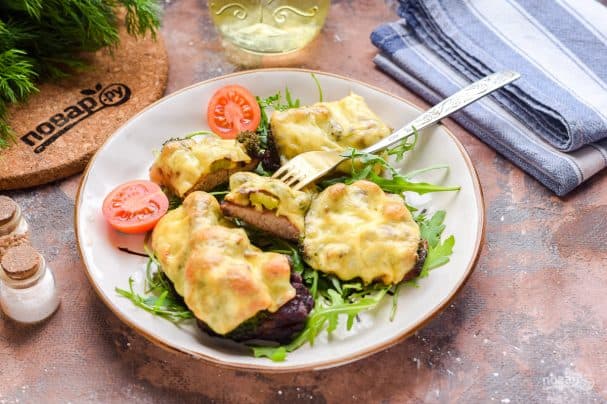 Pork chops with broccoli and cheese