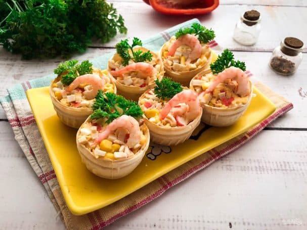 Тарталетки с крабовыми палочками и креветками