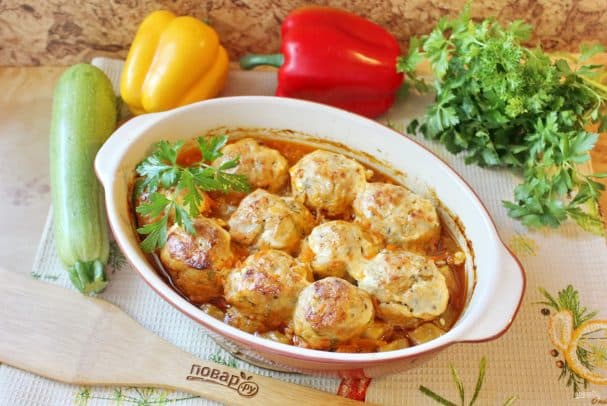 Тефтели на овощной подушке