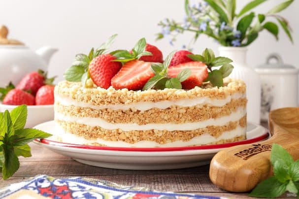 Торт из песочной крошки со сметанным кремом