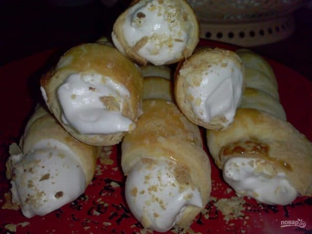 Cream horns with meringue custard