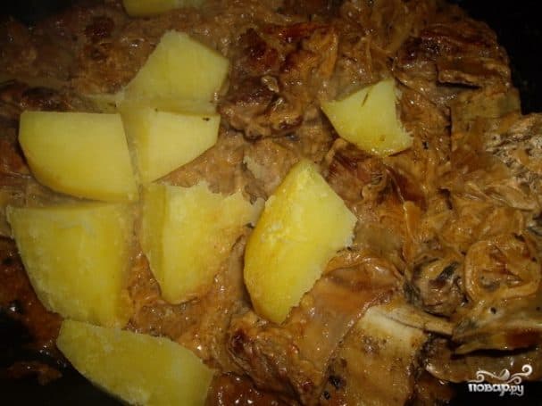Тушеные говяжьи ребрышки с картошкой