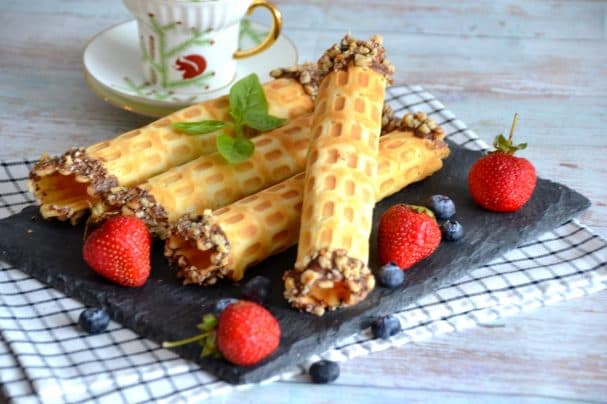 Wafer rolls with chocolate filling