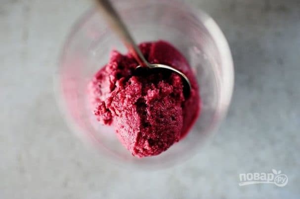 Cherry sherbet in an ice cream maker