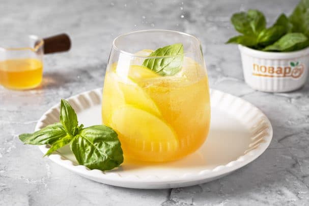 Яблочный лимонад с сиропом бузины и базиликом
