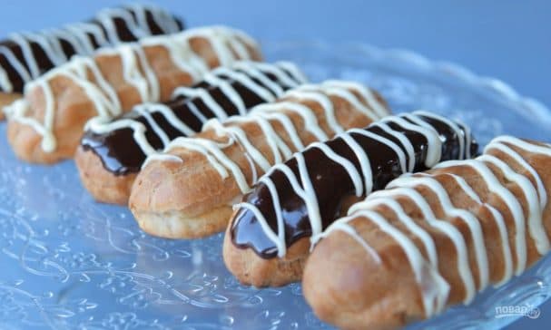 Cream puff with custard filling